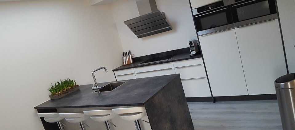 Kuiper Keukenrenovatie moderne keuken en keukendeurtjes
